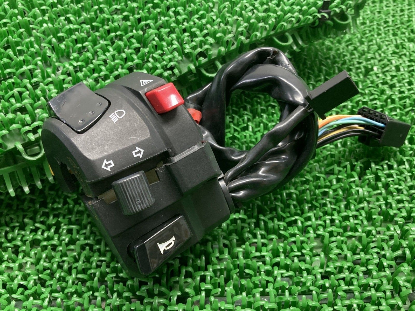 GSX1300Rハヤブサ ハンドルスイッチ 左 スズキ 純正 バイク 部品 GX72A HAYABUSA 隼 スイッチボックス 割れ欠け無し 品薄 yW