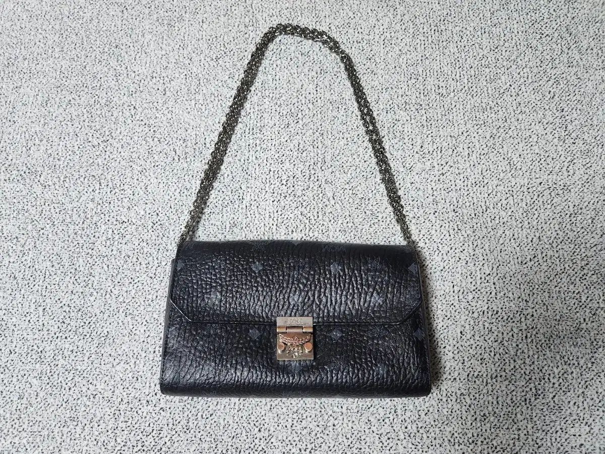 MCM ヴィセトス チェーン ショルダーバッグとクロスバッグ