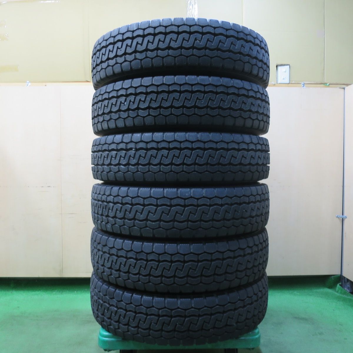 [送料無料] 新車外し！24年！ほぼ未使用トラック バス タイヤ 205/85R16 117/115N ブリヂストン エコピア M812 ミックス 16インチ5022801イノタ