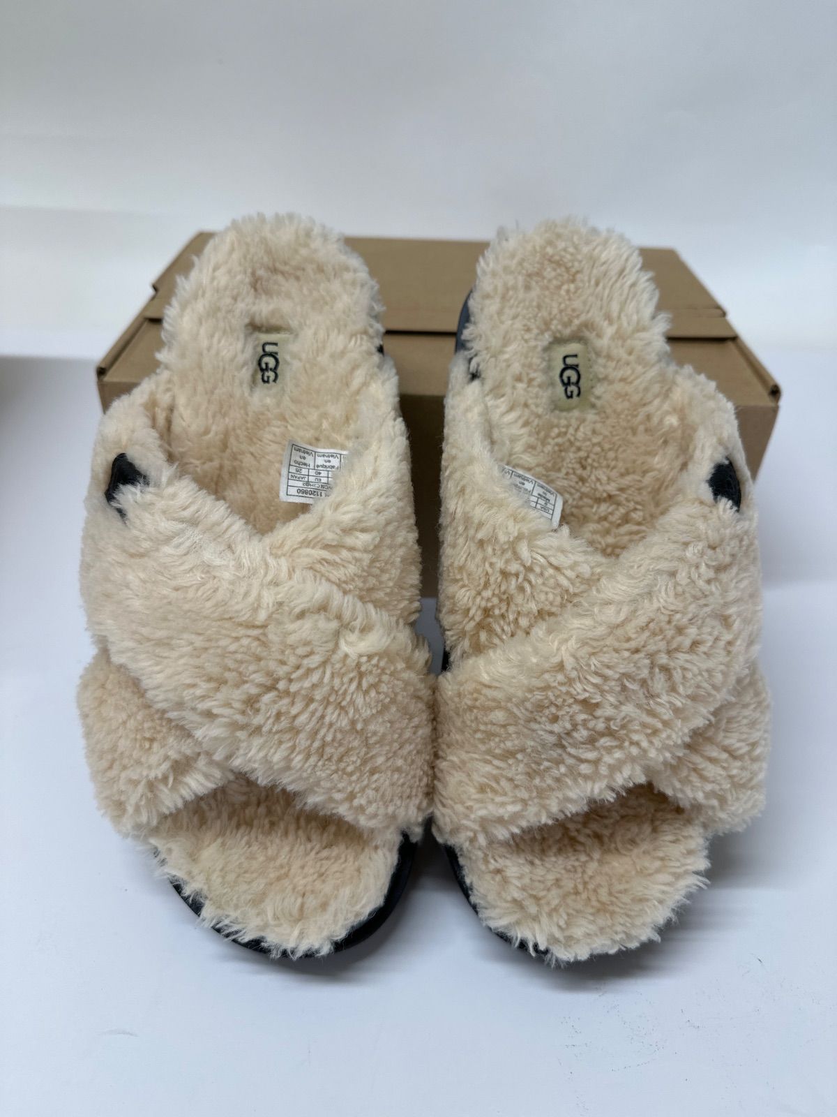 boboさま専用UGG ナチュラル フズ シュガー クロス スライド ほぼ未使用 新品未使用】 UGG アグ サンダル ファズ シュガー クロス