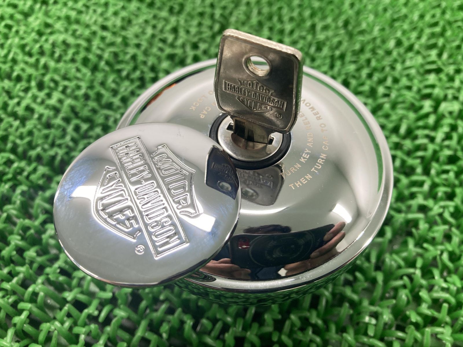 タンクキャップ 61100053 ハーレー 純正 中古 バイク 部品 コンディション良好 割れ欠け無し スポーツスター ソフテイル ダイナ