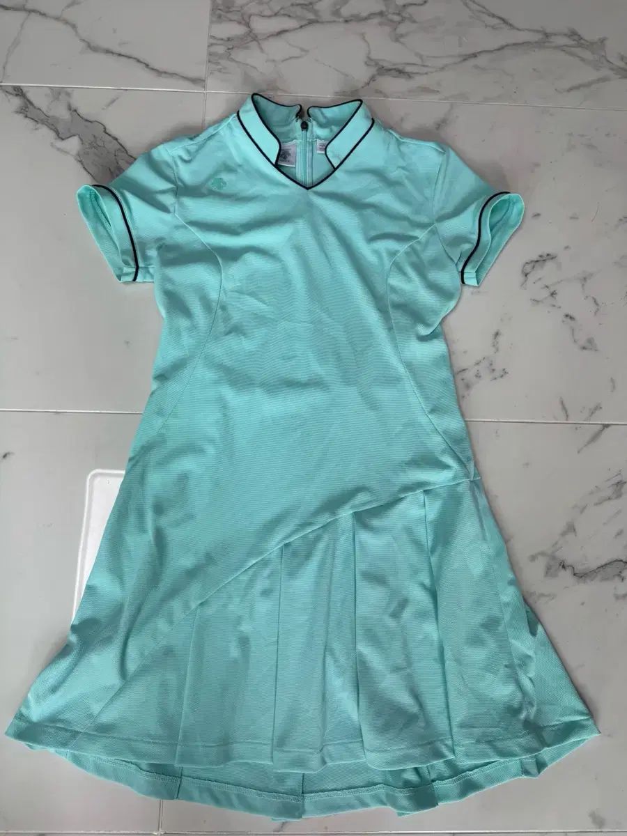 デサントゴルフ　DESCENTE golfワンピース　ノースリーブ デサントゴルフ ノースリーブワンピース 黒 肩ロゴ ハーフジップ