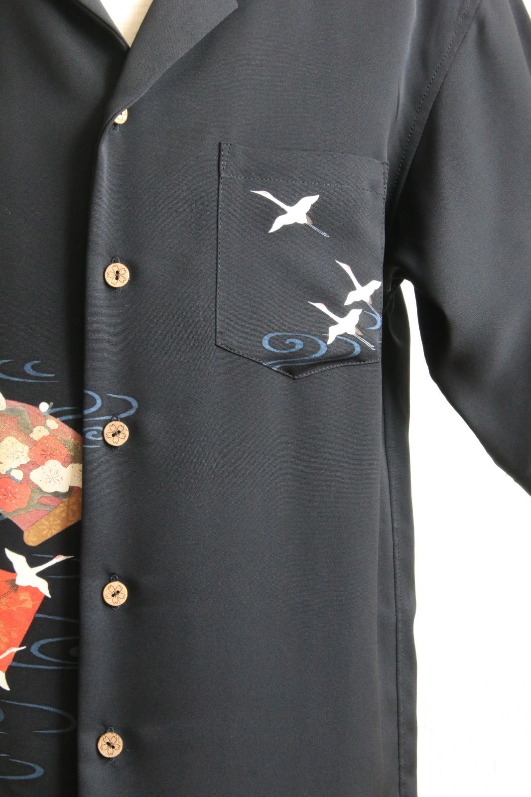 ＜試作品特価＞着物リメイクシャツ（メンズLサイズ）鶴と梅の丸模様の黒留袖-4
