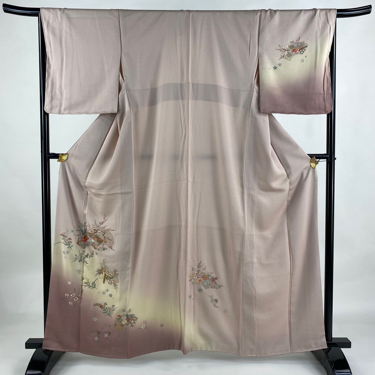 付下げ 身丈162cm 裄丈67cm M 袷 扇面 草花 刺繍 金糸 ピンクベージュ 正絹 秀品