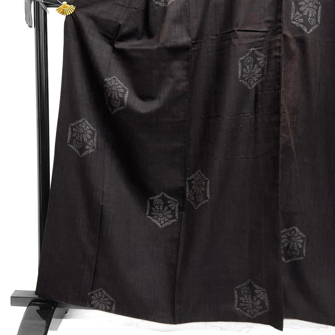 小紋　本場結城紬　亀甲　菊花　ダークトーン　100亀甲　着物　064a d 小紋 本場結城紬 亀甲 菊花 ダークトーン 100亀甲 着物 064a d