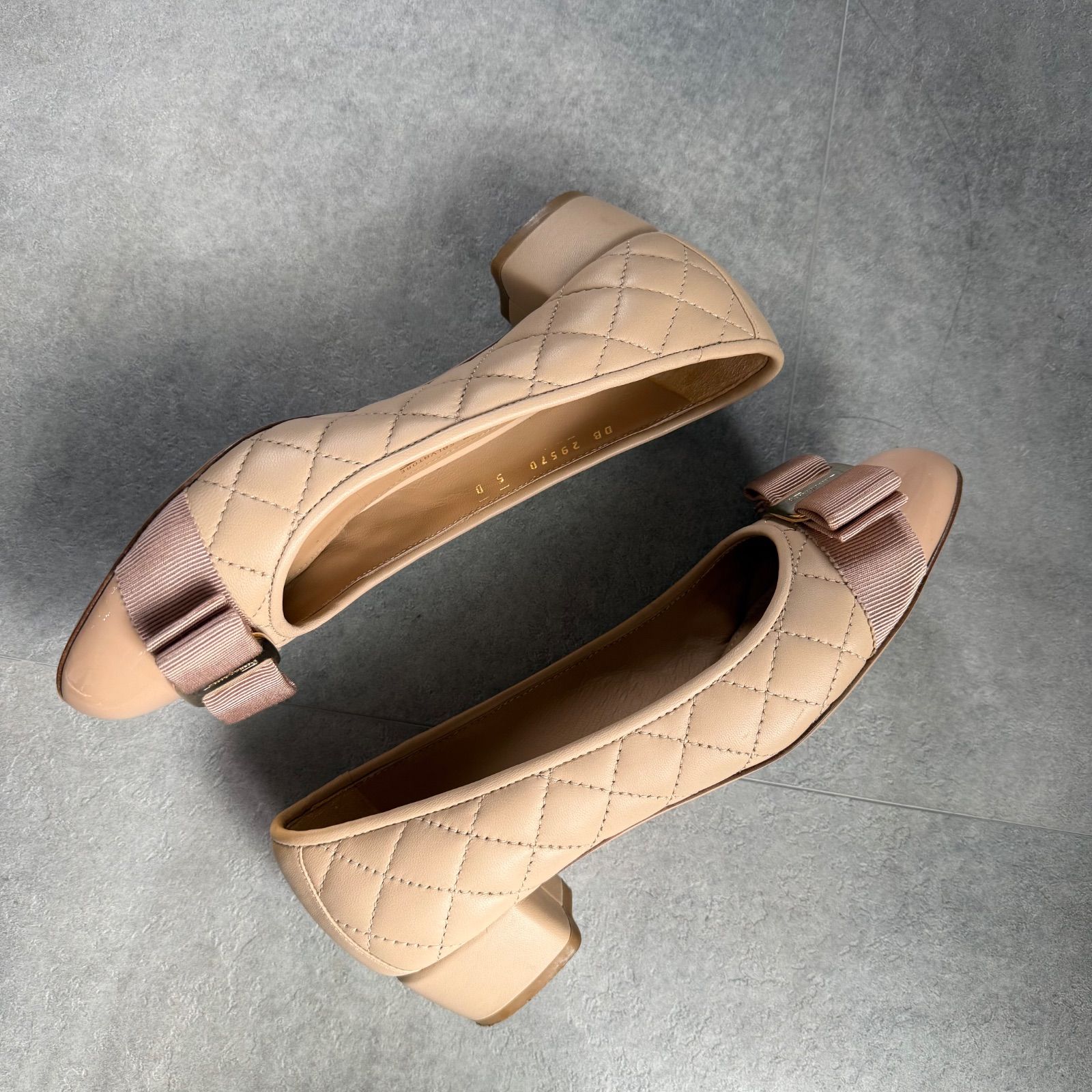 Salvatore Ferragamo / VARA Q/キルティング/リボン/パンプス/UK5.5/ベージュ/レザー 美品 SalvatoreFerragamo サルヴァトーレフェラガモ ヴァラリボン