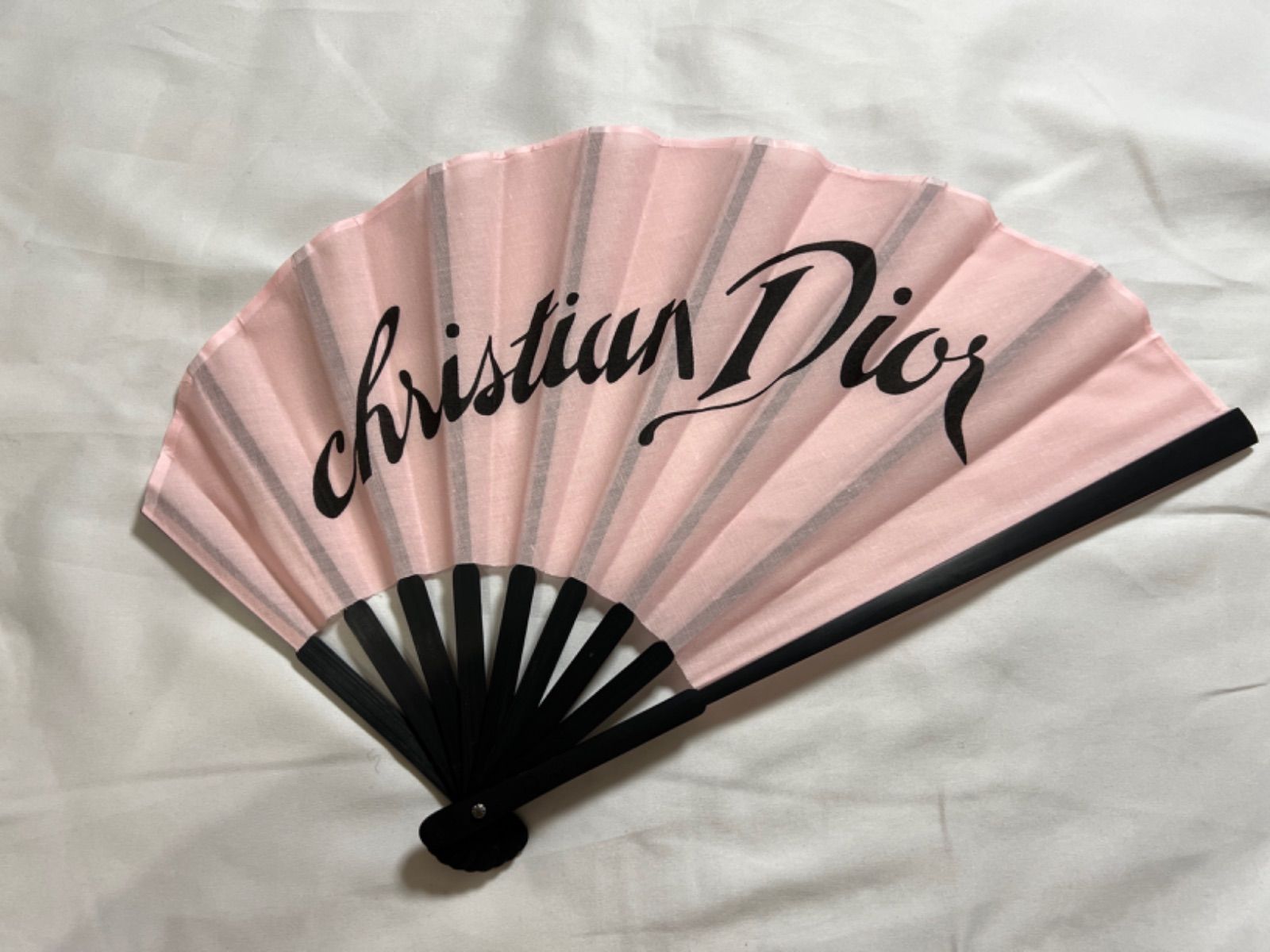Christian Dior - クリスチャンディオールdiorノベルティ 巾着&amp;扇子セット クリスチャンディオール ノベルティ フリル巾着ポーチ 公式