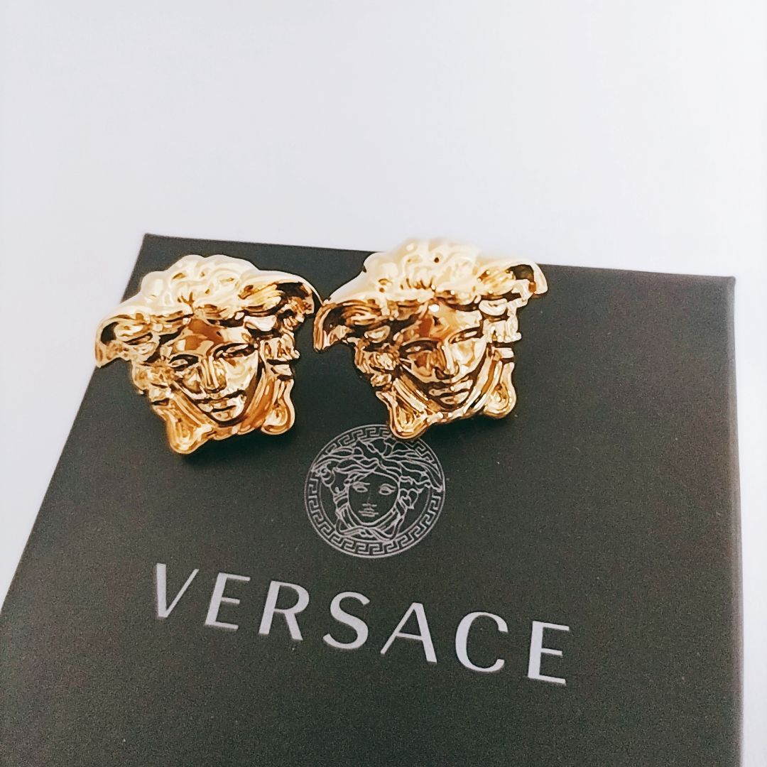 【新品未使用】VERSACE メドゥーサ ヘッド ピアス ゴールドカラー 訳あり・新品未使用】VERSACE メドゥーサ ヘッド ピアス