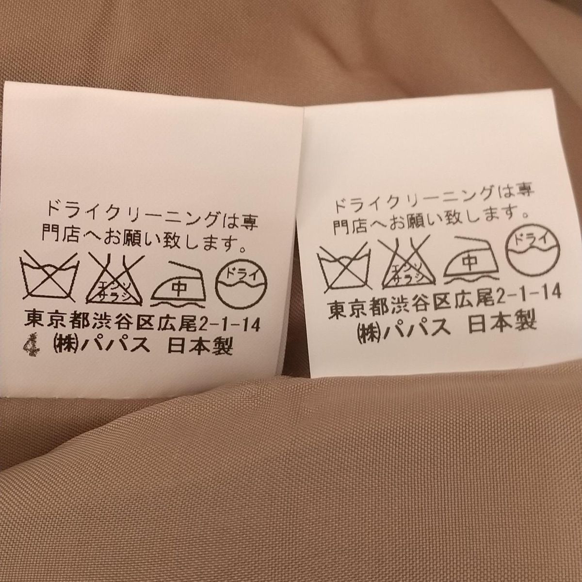 カーキ