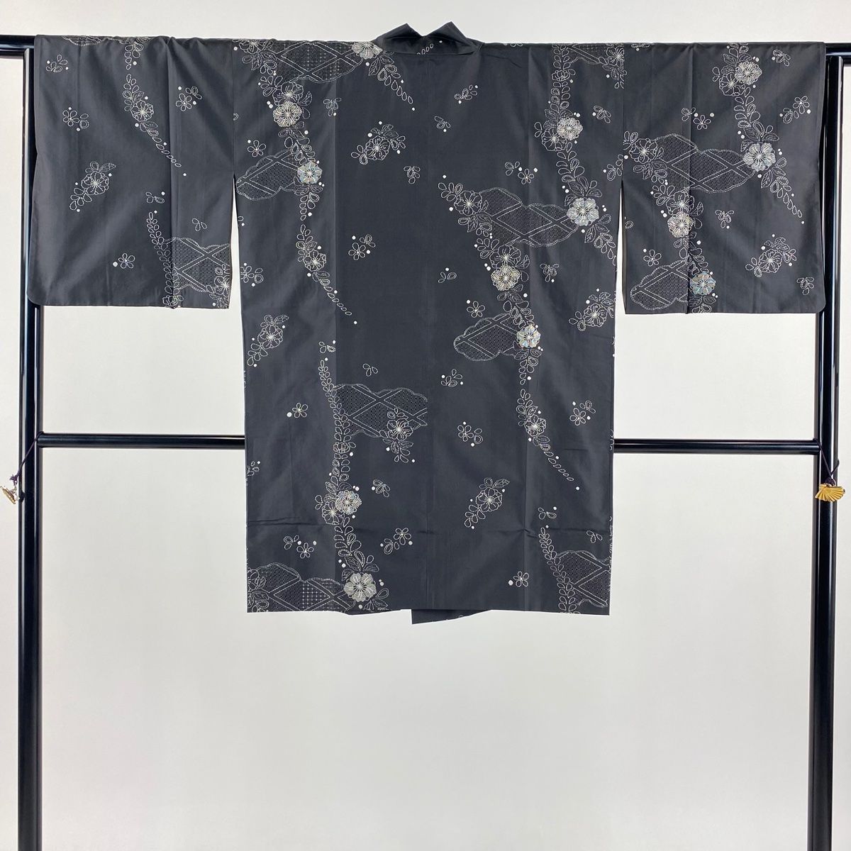 道中着 身丈92.5cm 裄丈65cm M 和装コート 紬地 草花 雲文 刺繍 墨色 正絹 名品