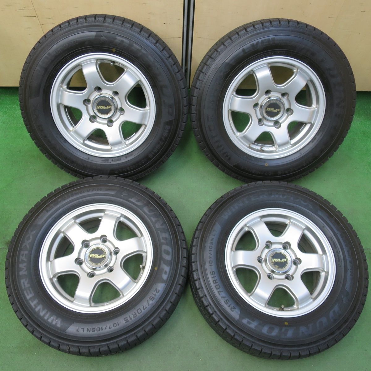 バリ溝！24年！ほぼ10分☆スタッドレス 215/70R15 107/105N ダンロップ 