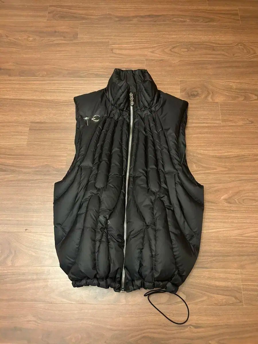 【雷市場（ポンジャン）商品韓国直送】ほぼ新品 Thug Club(サグクラブ) 洞窟 グースダウン ベスト 1 サイズ