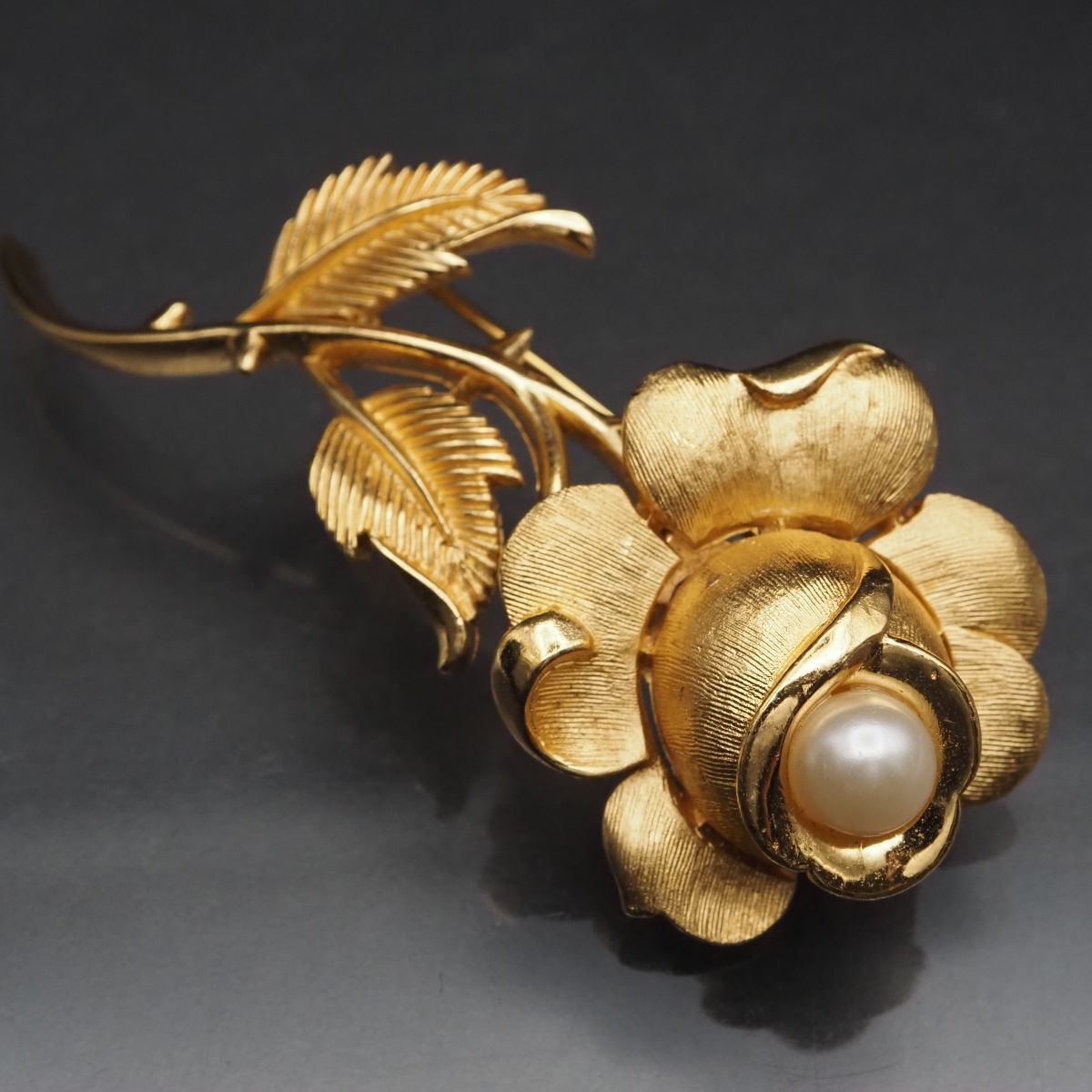 Trifari　トリファリ　ゴールドトーン　フェイクパール　チューリップ　ブローチ　/　ヴィンテージジュエリー　アクセサリー CJ3333 Trifari トリファリ ゴールドトーン フェイクパール オープンワーク