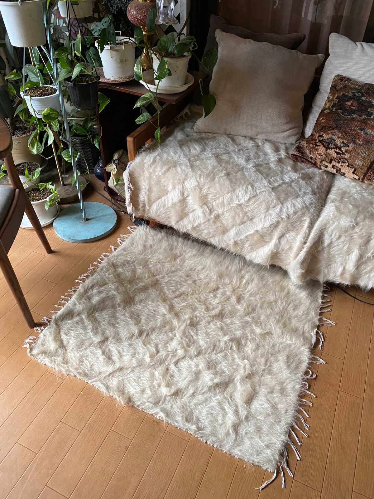 トルコ発 上のアンゴラ山羊のモヘアで織られたシイルトバッタニエ ヴィンテージ新古品 79×90当店のみねはサイズとお値段 インテリアだけでなくキャンプや車に一枚あると便利 暖かくモフモフふわふわ エコで無染料シンプルで素敵なシイルトバッタニイェ MARWIL-DEMENAGEMENTS_CH