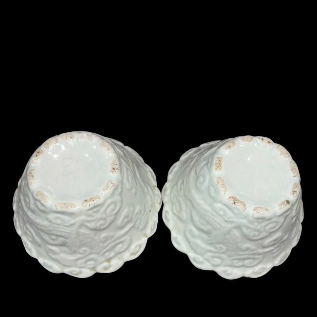 李朝　白磁　陽刻　龍文　アンティーク李朝　蔵出し　鑑賞陶器　２客 李朝 白磁 陽刻 龍文 アンティーク李朝 蔵出し 鑑賞陶器 2客