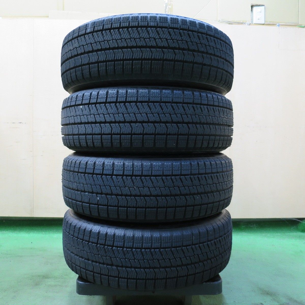 室内保管★ バリ溝215/50R1/7 2021年スタッドレスタイヤ引取り限定★ バリ溝！22年！キレイ！ほぼ10分☆シエンタ 等 185/60R15