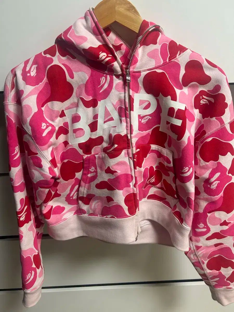 ピンク フード付き クロップドパーカー BAPE ピンク フード付き クロップドパーカー BAPE