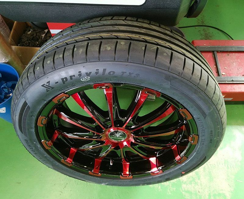 ハイエース 200系 タイヤホイールセット 新品4本セット 特選タイヤ 225/50R18 BD12 18インチ レッド - メルカリ