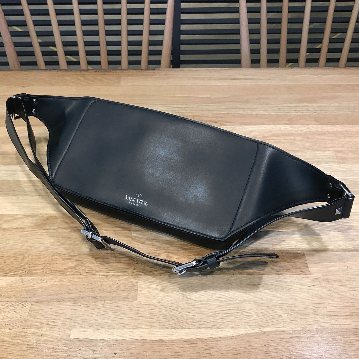 【VALENTINO】ボディバッグ ロックスタッズ VLTNロゴ 黒 VALENTINO】ボディバッグ ロックスタッズ VLTNロゴ 黒 【公式通販】