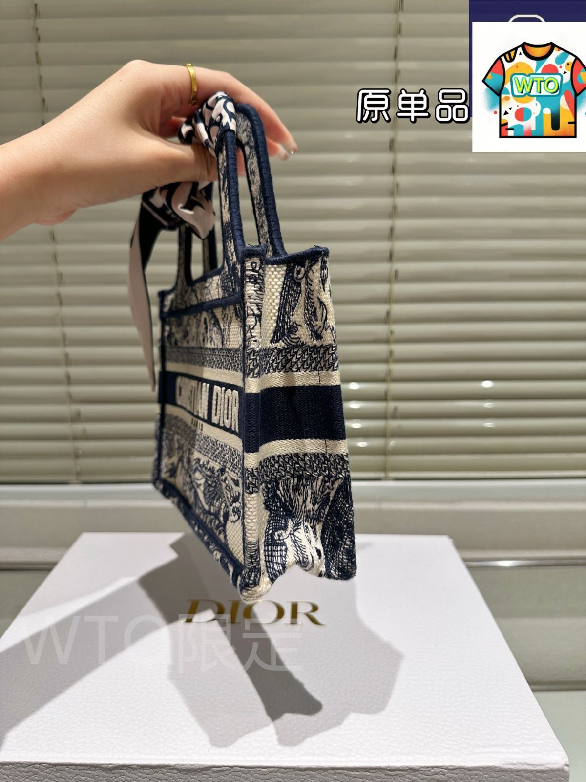 Dior ロゴパターン トートバッグ ディオール話題の新作「ブック トート」は、懐かしのロゴ