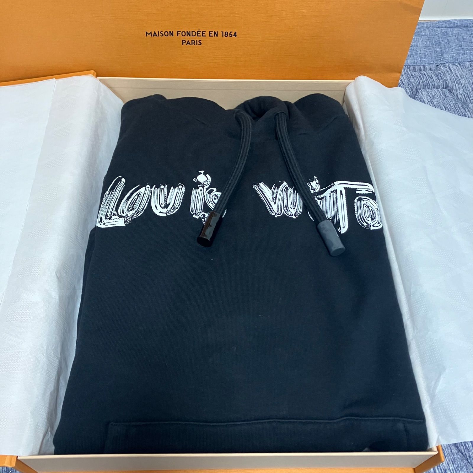 LOUIS VUITTON グラフィックロゴパーカー　Lサイズ　箱・袋 LOUIS VUITTON グラフィックロゴパーカーLサイズ箱・袋