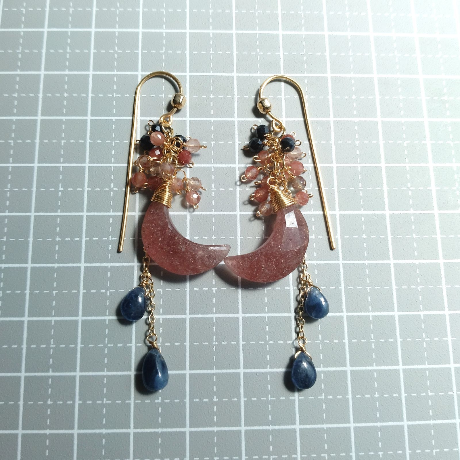 14kgfハンドメイドピアス　真っ赤なハートと黒いお月さま 14kgfハンドメイドピアス 真っ赤なハートと黒いお月さま - メルカリ