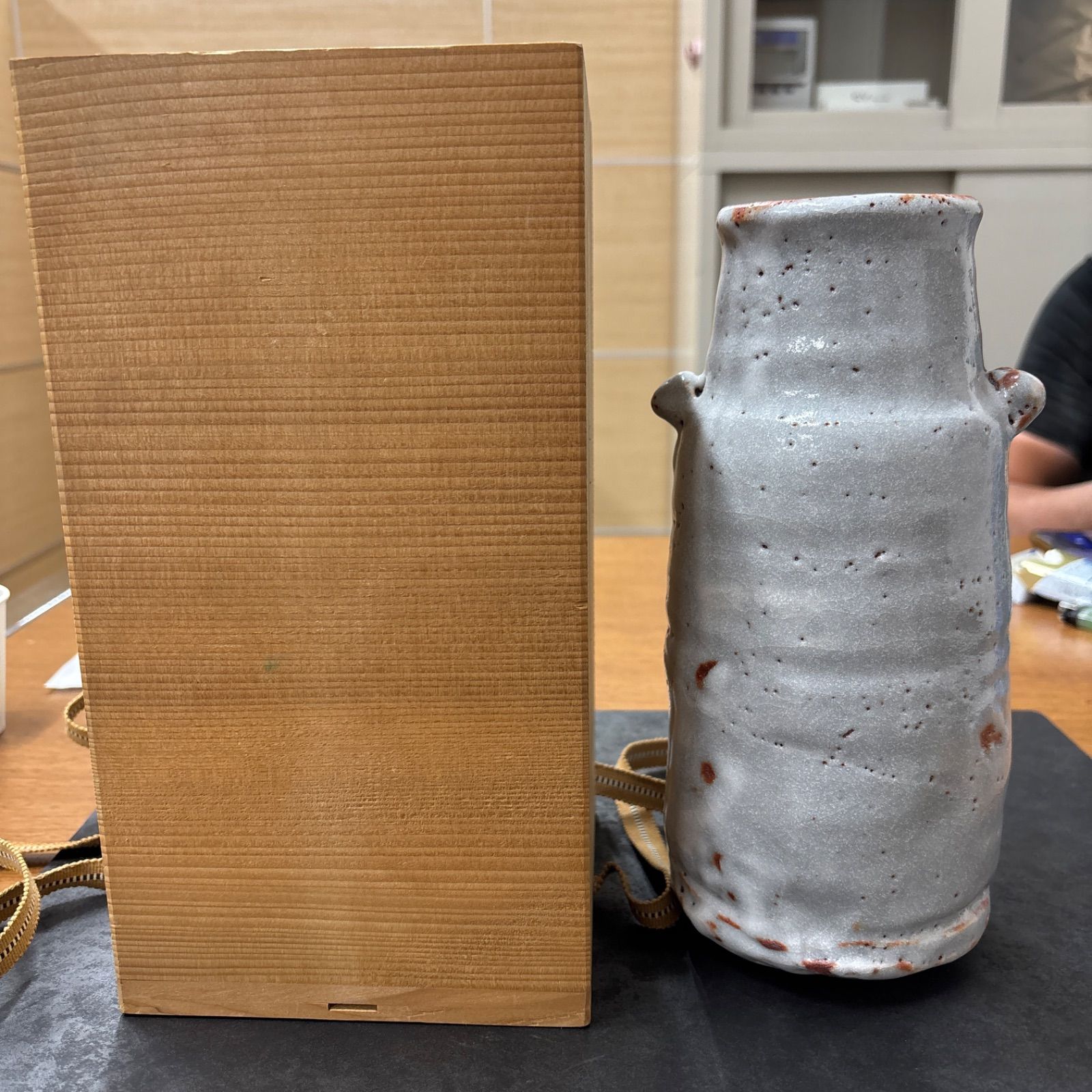 安藤日出武 仙人窯 志野焼 花器 花入 重要無形文化財保持者 共箱 共布 Amazon.co.jp: 志野焼 美濃 仙山窯 安藤日出武 花瓶 花入 共箱