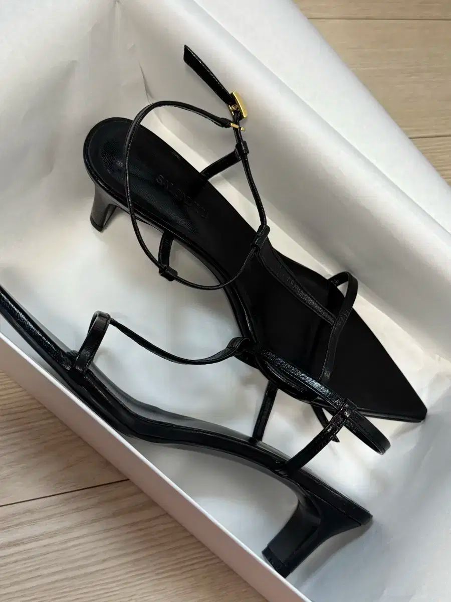 <새상품>サロン ド シュー T ストラップ サマーサンダル 240 サイズ 22 1万ウォン
