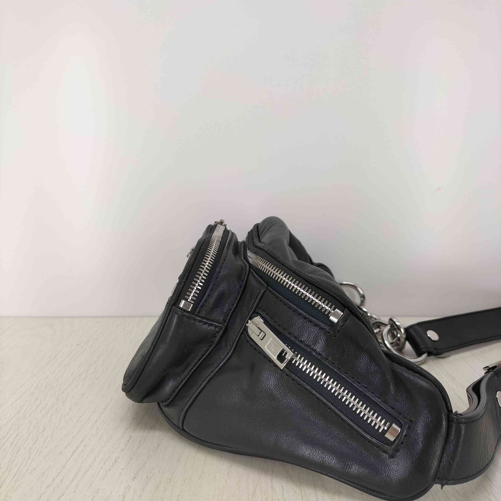alexanderwang ブラックレザー ボディバッグ ALEXANDER WANG 黒 レザー