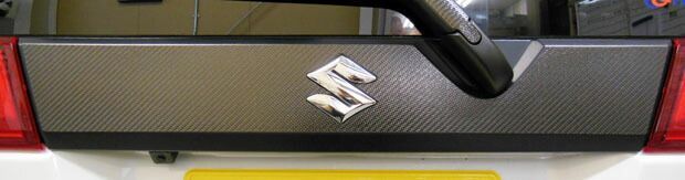 ハセプロ　リアガーニッシュ用 マジカルカーボン エンブレム スズキ　スペーシア　MK32S　（H25/03〜）