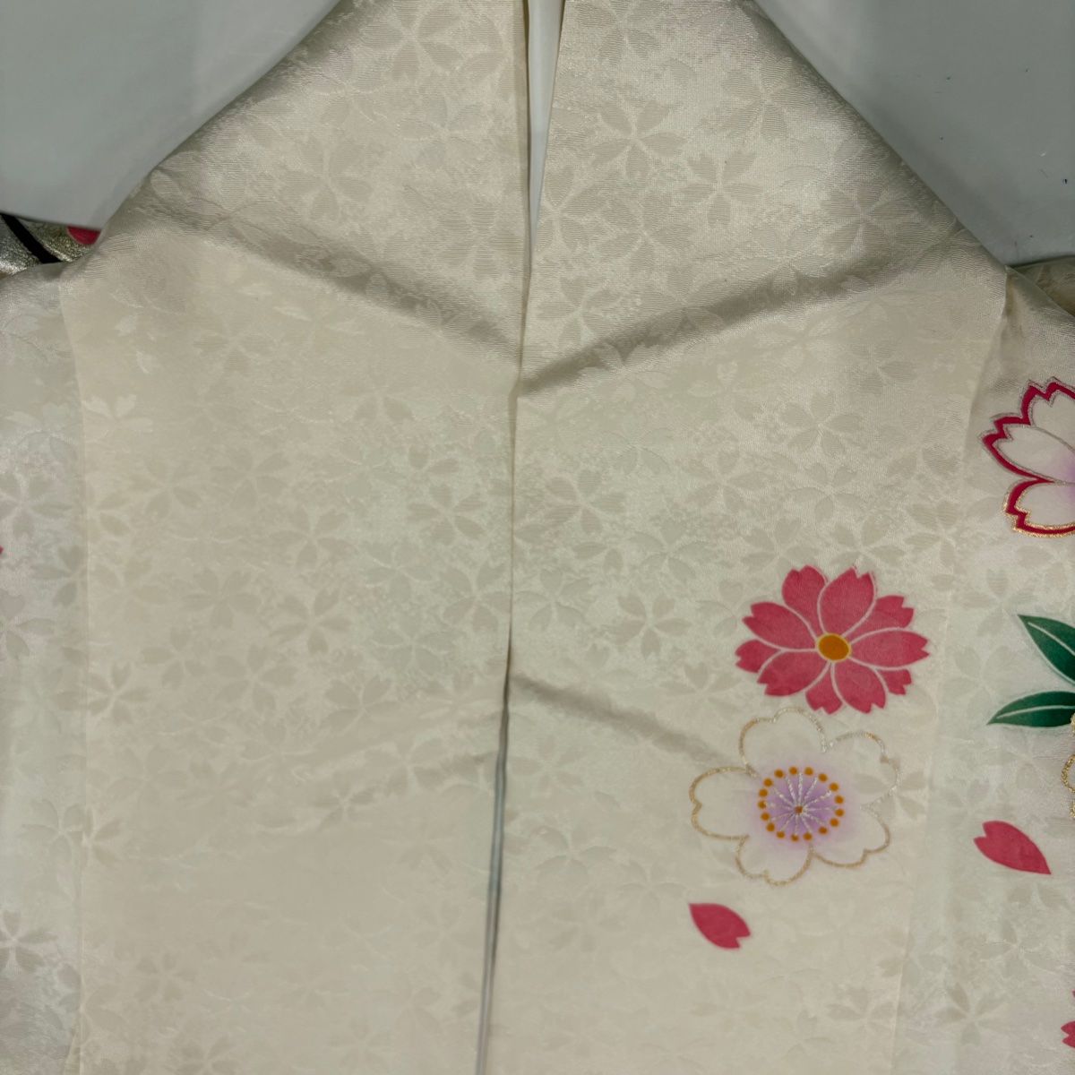 やまと誂製 牡丹と雲模様 梅 桜 藤の花 絞り 金彩 薄紫 袷 正絹 振袖 着物 正絹 刺繍 着物 “牡丹や梅、桜や藤が花開くアンバーローズの雲間