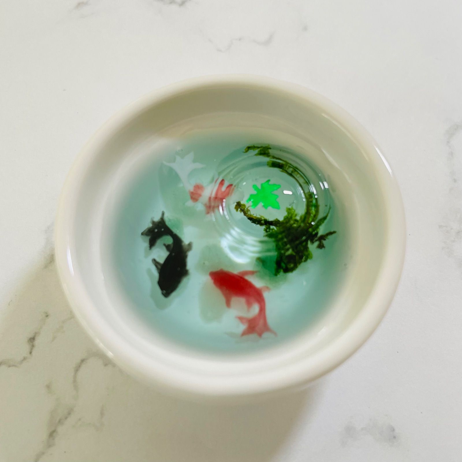 金魚が泳ぐ波紋の池 緑紅葉 オブジェ レジンアート - メルカリ