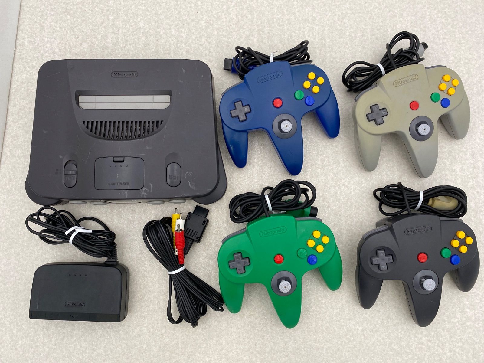 ニンテンドー64 本体　コントローラー4つ ニンテンドー64 本体 コントローラー4個 カセット1本 動作確認済