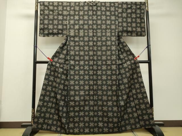 平和屋着物○希少 本場大島紬 龍郷絣 舞花文 正絹 逸品 DAAR4466tw  