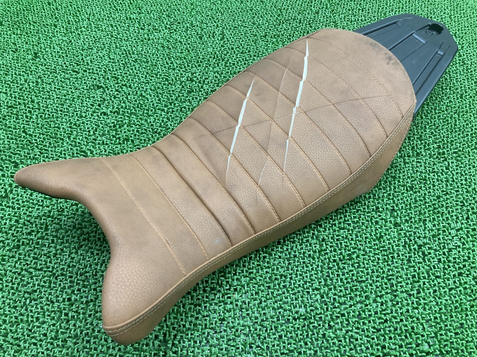 RnineTスクランブラー シート 茶 7734 8564672 BMW 純正 77348564672 オプション シングルシート 修復素材や張り替えベースに 品薄