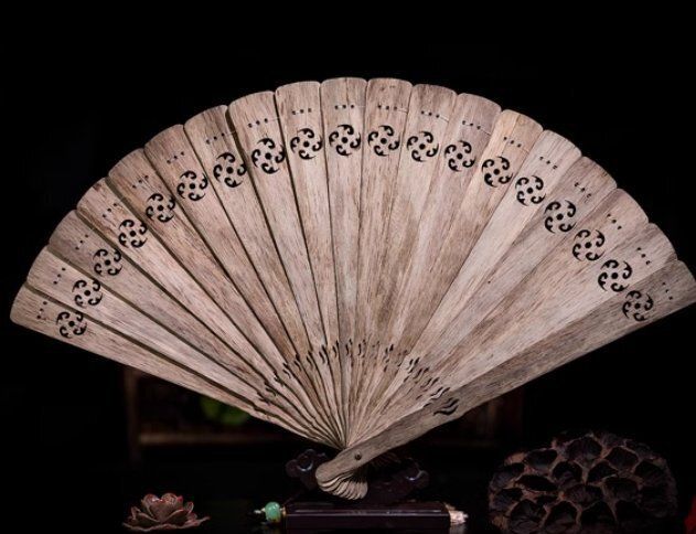 軽量贅沢天然ベトナム芽荘沈香扇子折りたたみ中国風黒油老料沈香木女古風フリンジ持ち歩く