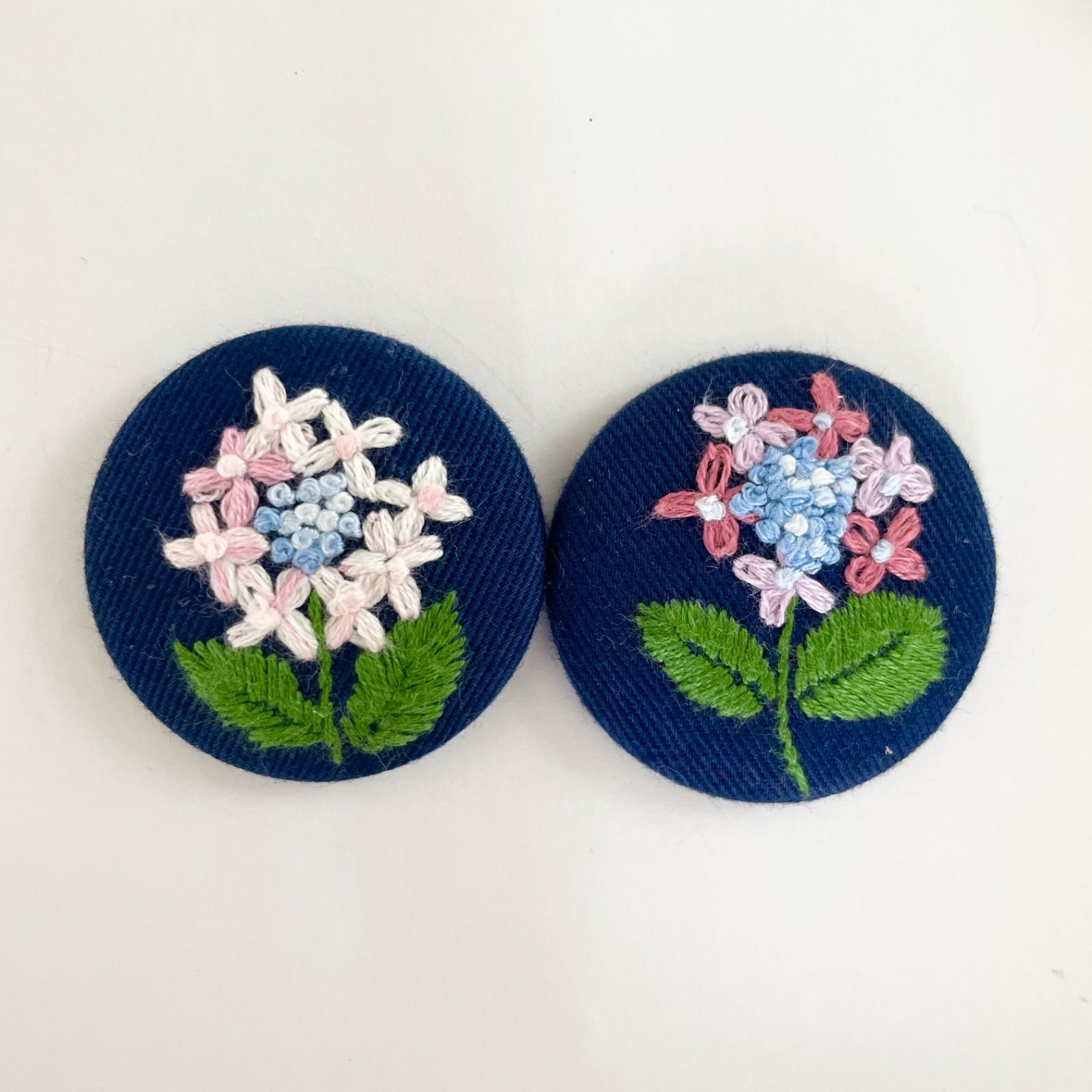 刺繍 紫陽花 ハンドメイドブローチ ヘアゴム - メルカリ