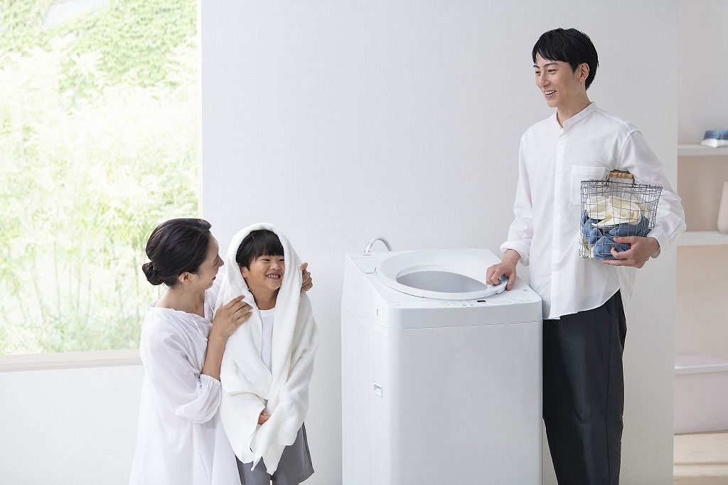  アイリスオーヤマ 洗濯機 8 kg 幅55.4 cm 渦を巻く立体水流 手前が低い設計 ラクな姿勢で取り出せる 蓋の凹凸を削減 掃除のしやすさUP ITW-80 A 02-W IRIS OHYAMA その他 洗濯機