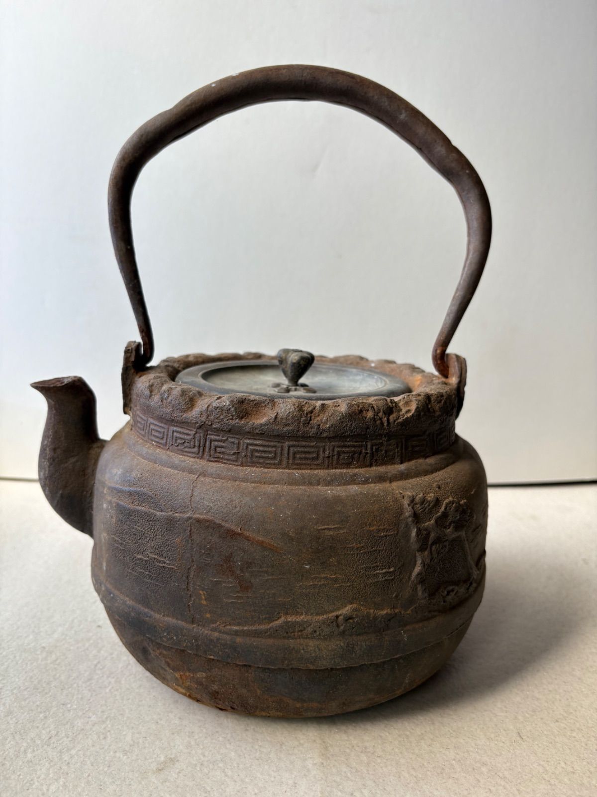 美味しい 珍しい 龍文堂造 鉄瓶 約3.40kg古玩 銅蓋 裏蓋刻印有 湯釜 鉄器 茶道具 煎茶道具 時代物 骨董 昔ながらの