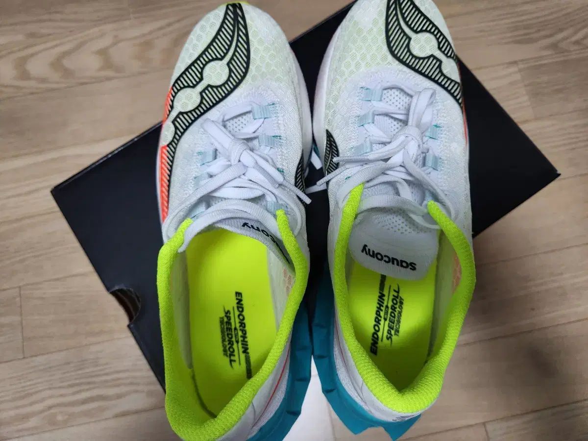 Saucony サッカニー ランニングシューズ エンドルフィン プロ4 26.5cm