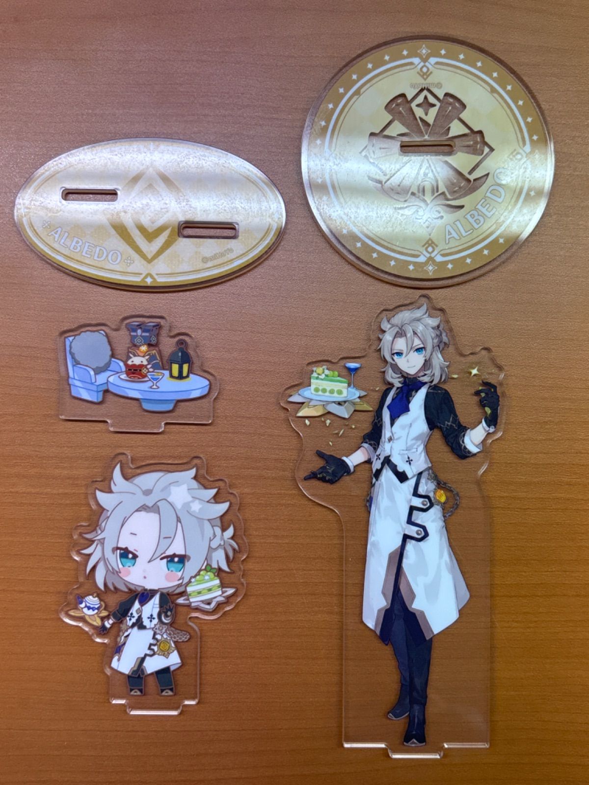 ③ 原神　スイパラ　コラボ　アルベド　クレー　缶バッジ　アクリルスタンド　4点 ③ 原神 スイパラ コラボ アルベド クレー 缶バッジ アクリル