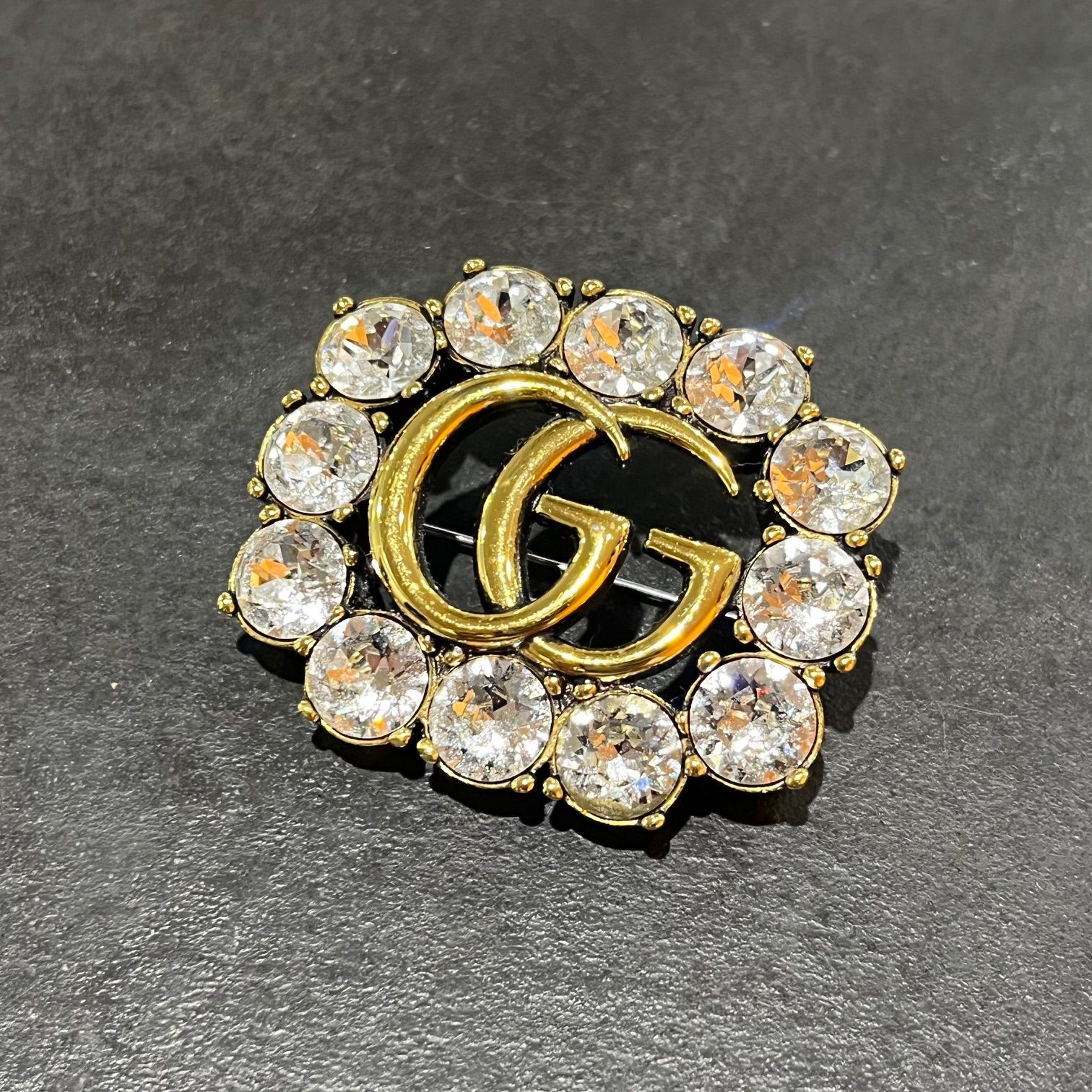 GUCCI クリスタル付きメタルダブルG・ピンブローチ グッチ