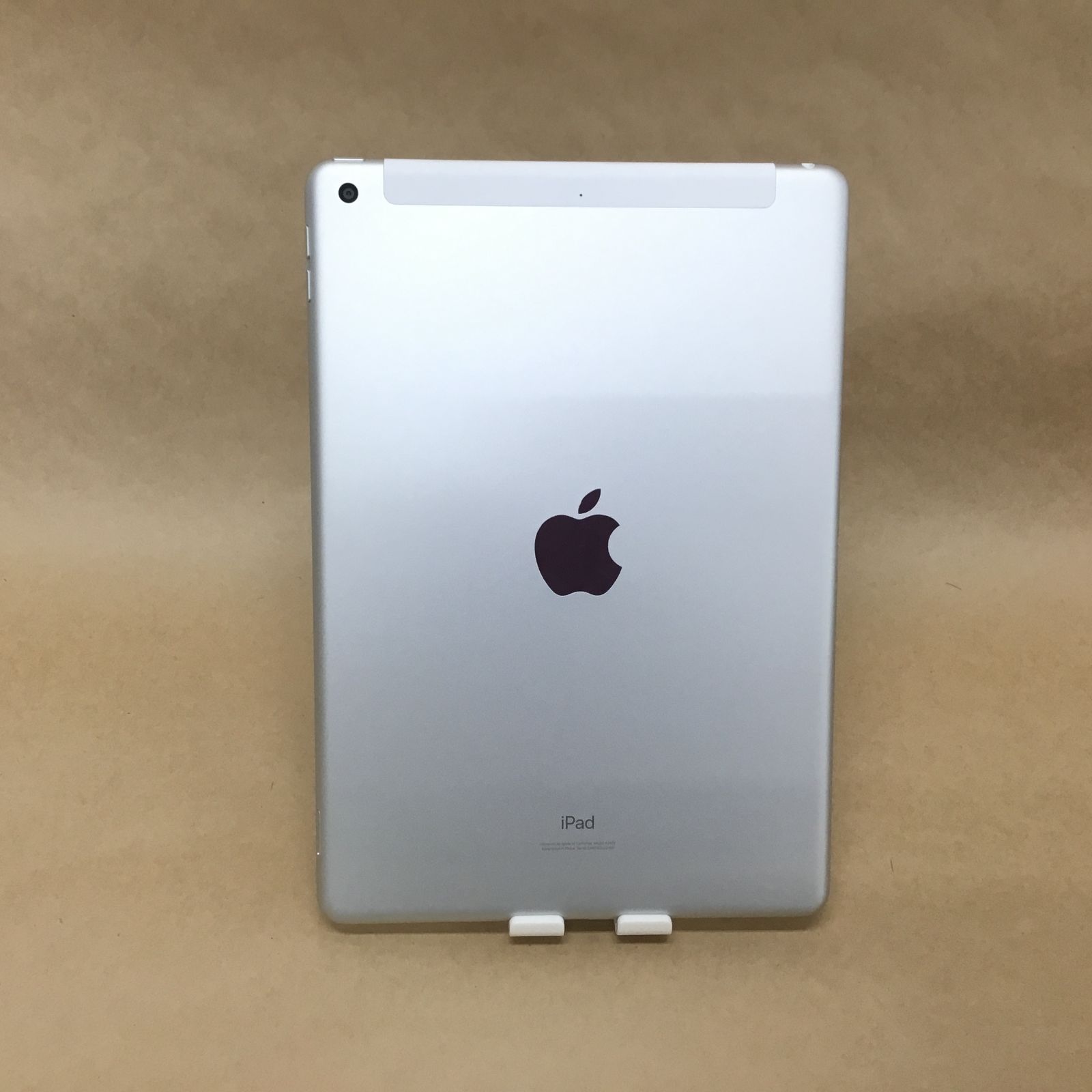 iPad 8世代 32GB SIMフリー シルバー 2020年製 - メルカリ