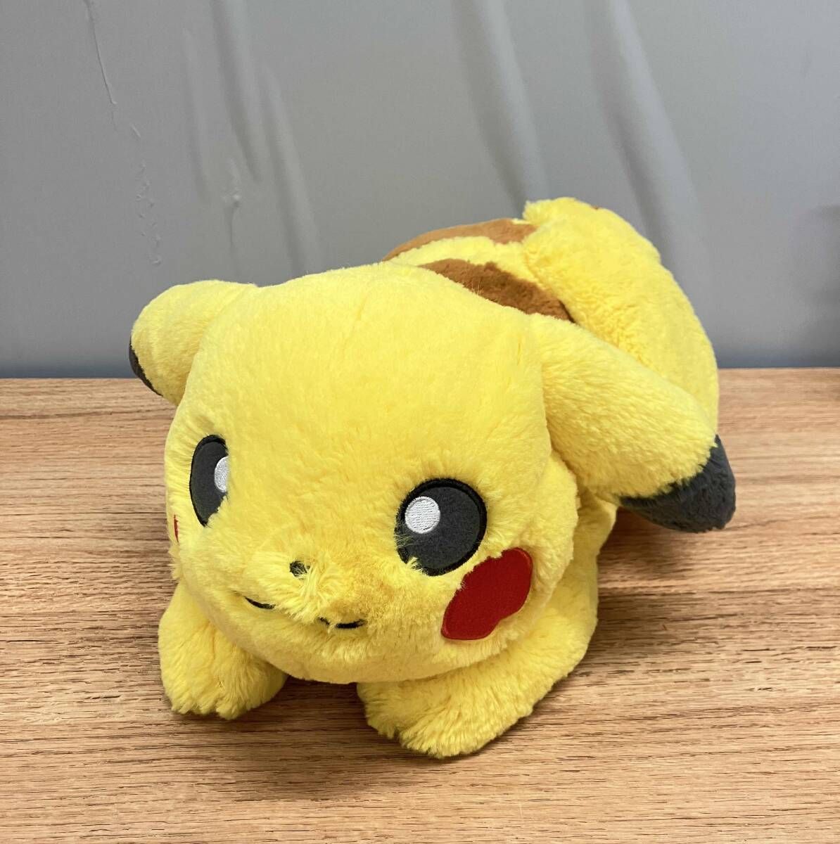 ぬいぐるみ　ピカチュウ ふわふわ抱きぬいぐるみ 「ポケットモンスター」 ポケモンセンター限定 Amazon.co.jp: ポケモンセンターオリジナル ふわふわ抱き