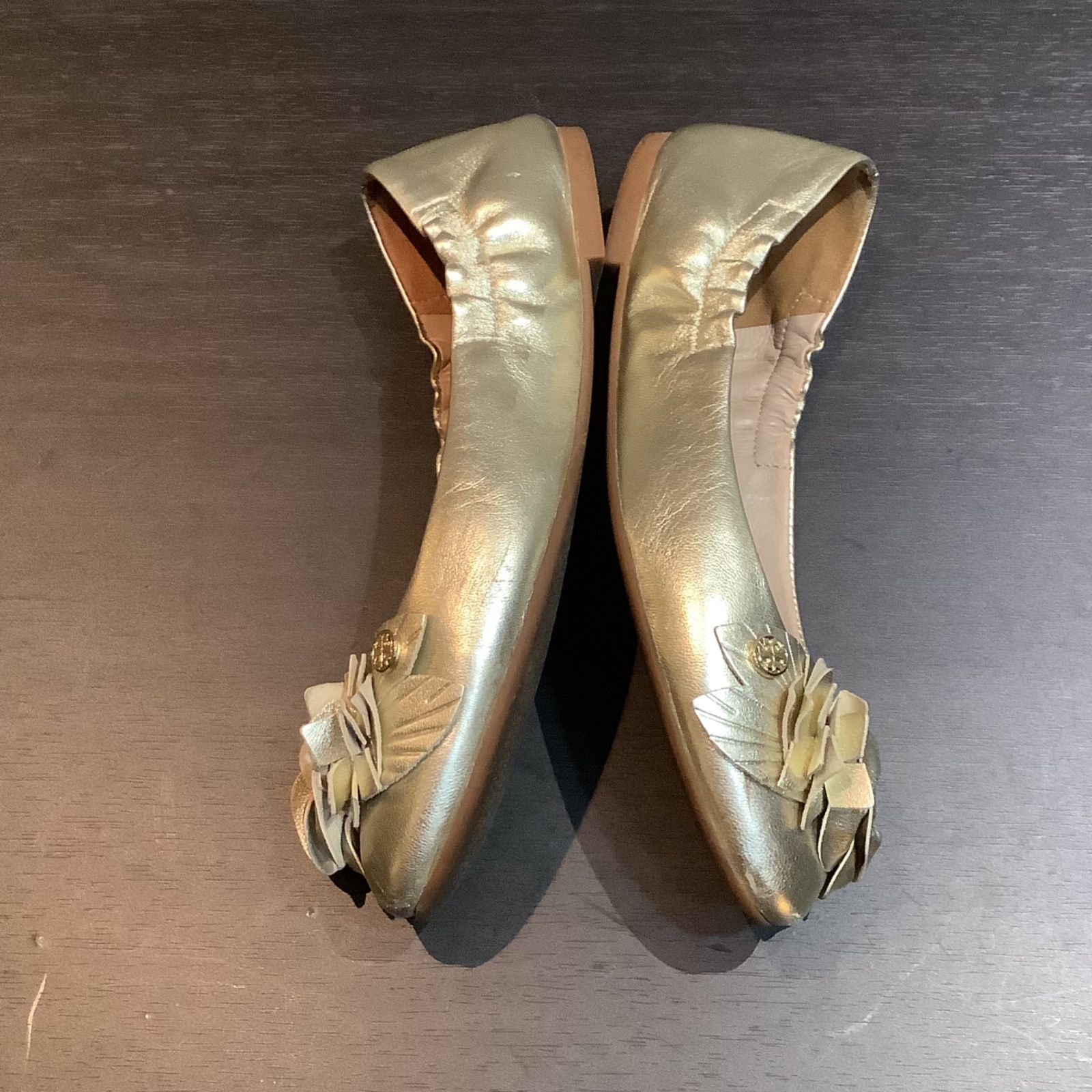 新品未使用 トリーバーチ ロゴモチーフ バレエシューズ ゴールド トリーバーチ TORY BURCH バレエシューズ フラットシューズ