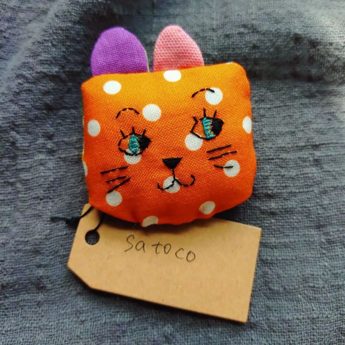 haru•*¨*•.¸♬︎ネコちゃんブローチオーダーページ 猫ちゃん刺繍ブローチ 1個から - メルカリ