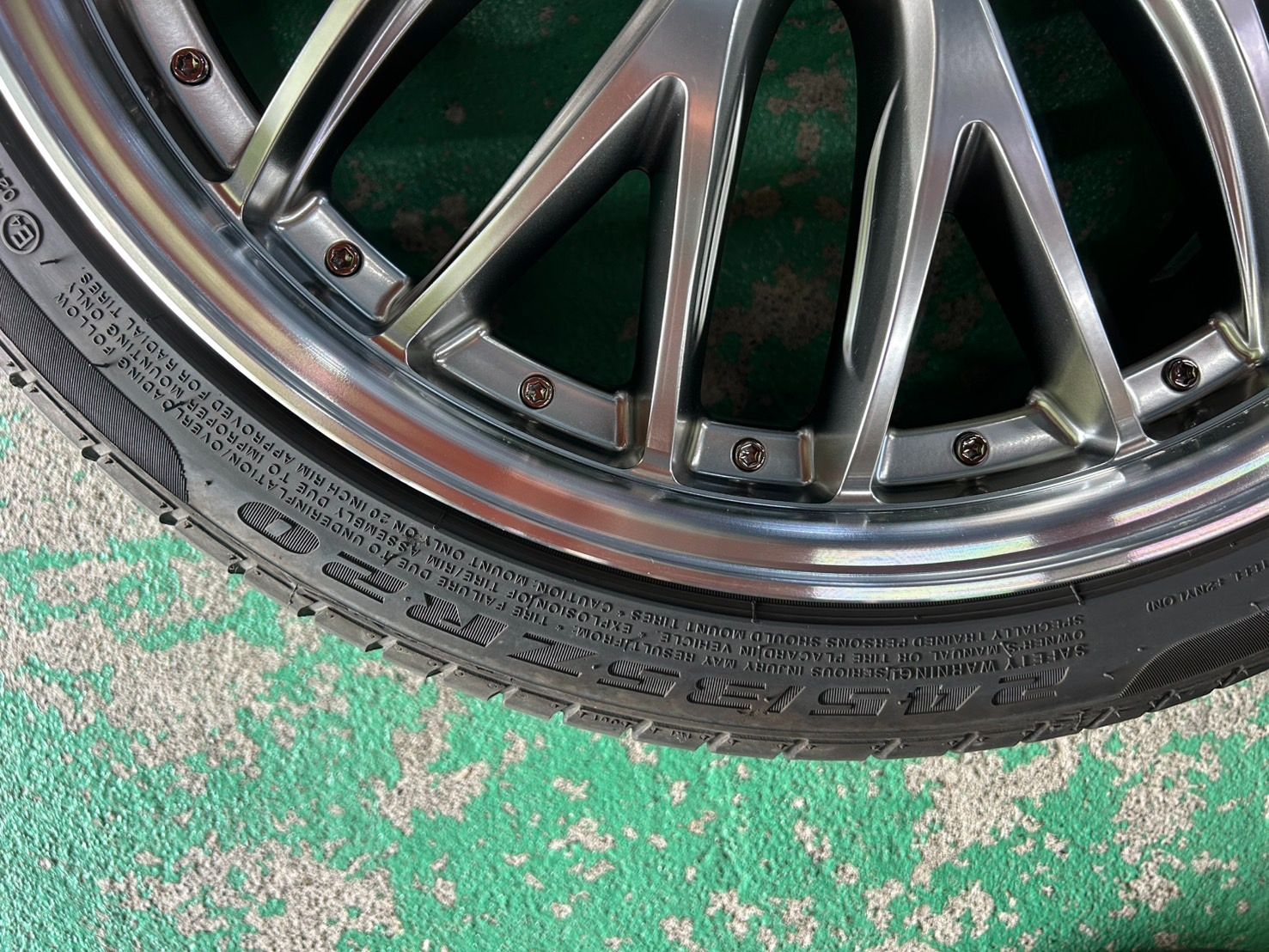 35ZR20 タイヤ付き