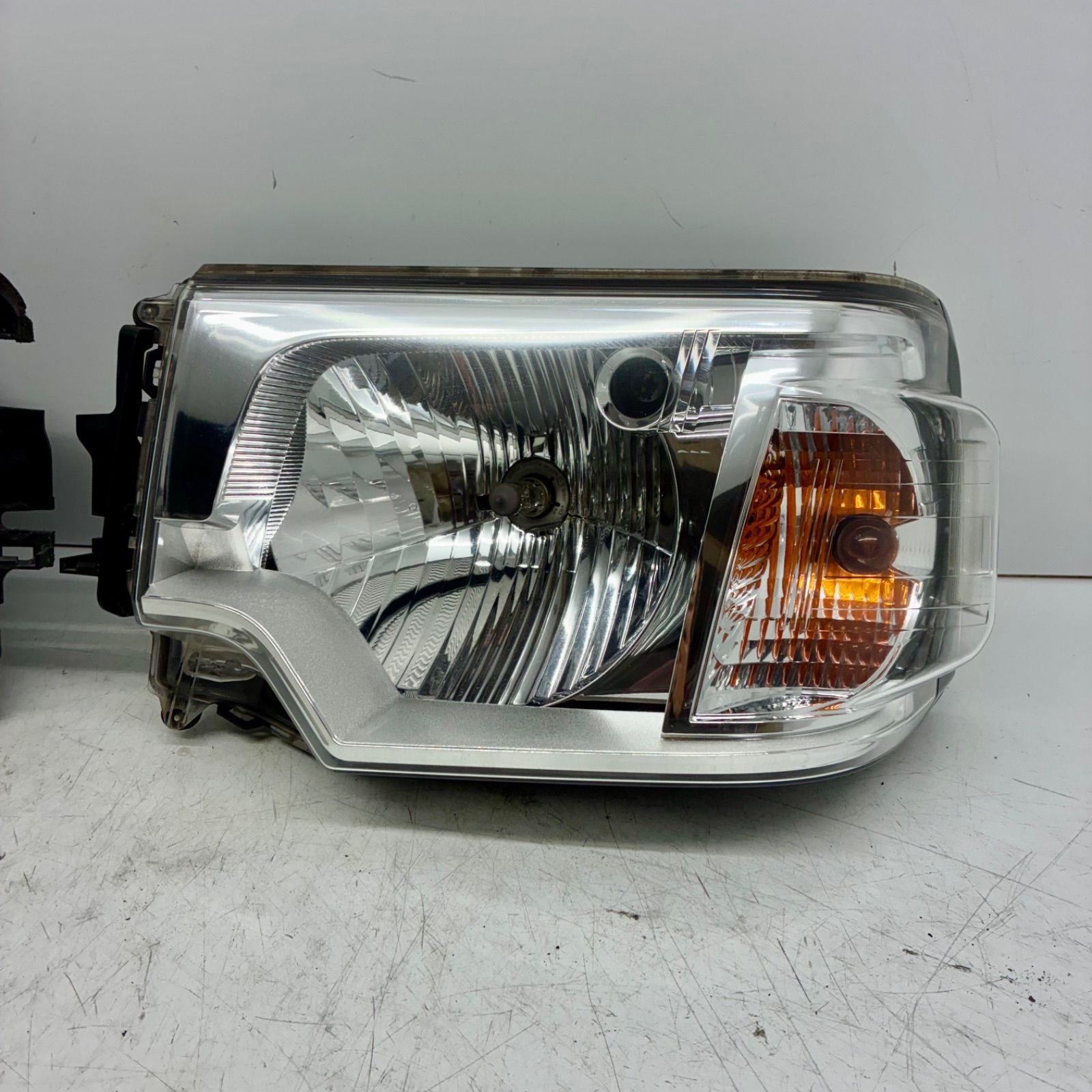 コーティング済 三菱 U61V U62V U71V U72V ミニキャブ ヘッドライト ランプ レンズ 左右セット LR ハロゲン STANLEY W0688 P71498