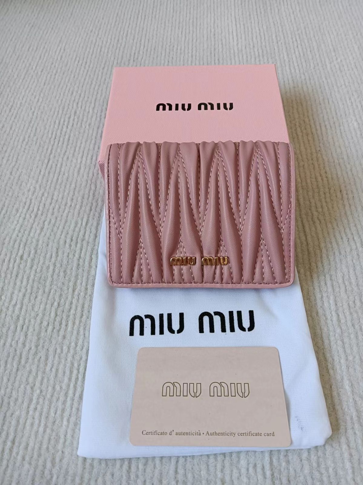 新品 MIU MIU ミュウミュウ マテラッセ ロゴ金具 二つ折り財布