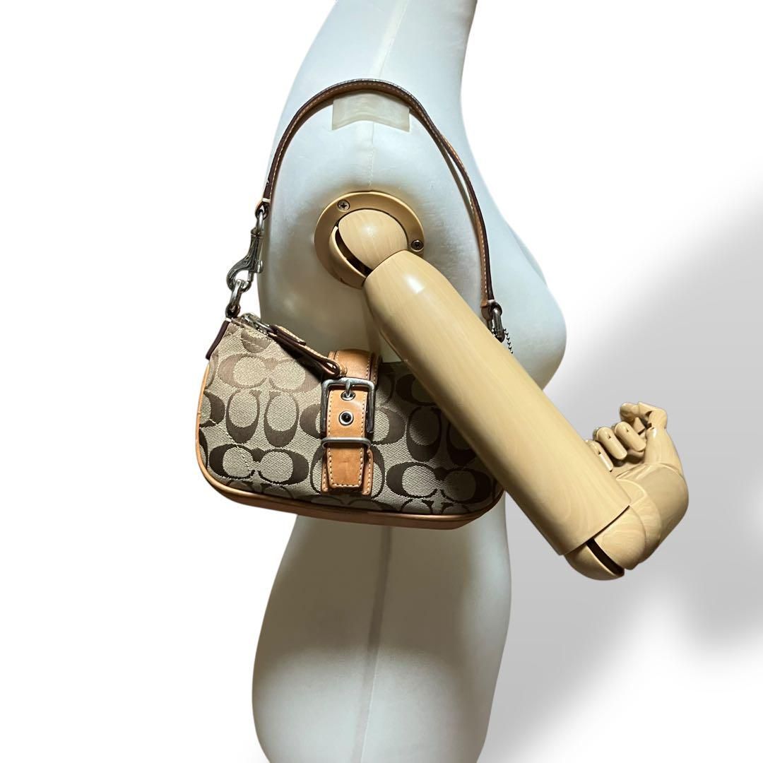 バッグ 1971 Coach Soho Hobo Signature handbag 1971 Coach Soho Hobo Signature handbag - メルカリ